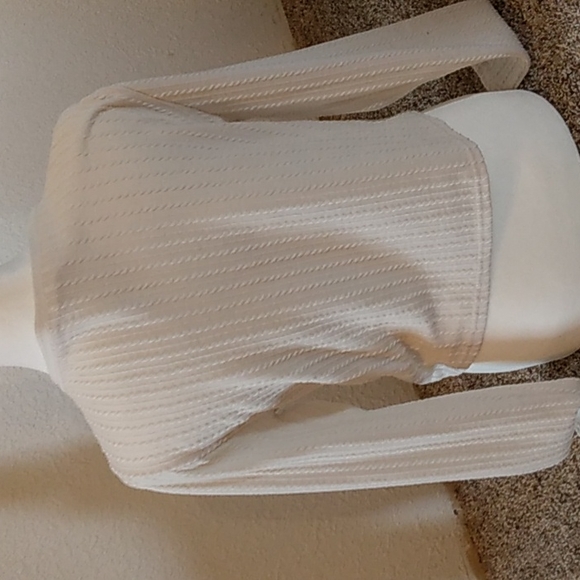 One step up white cardigan wit tortoise buttons and striped texture - Picture 4 of 4